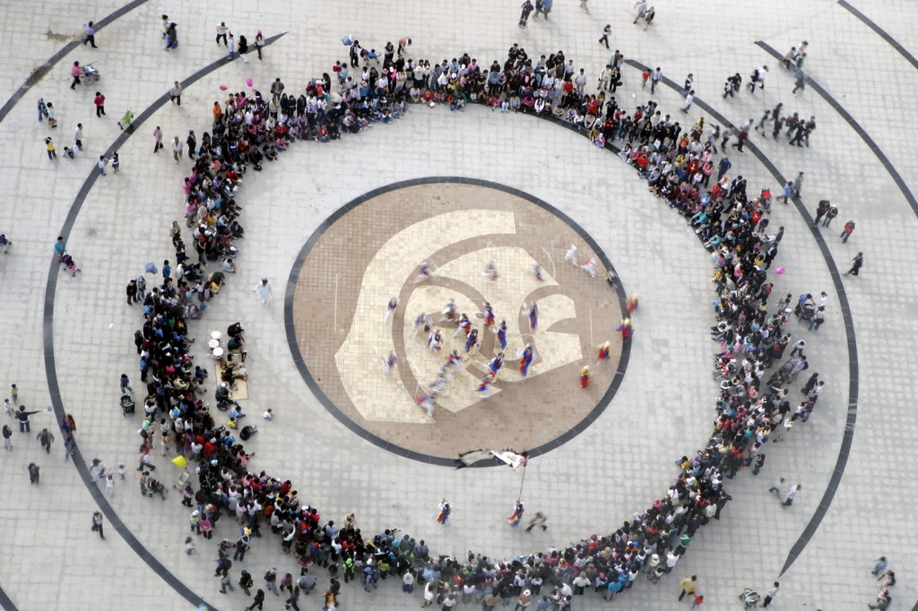 얼굴무늬 수막새가 새겨진 경주엑스포공원 선덕광장에서 공연자와 관람객이 어우러진 모습(2007경주엑스포 사진 공모전 당선작)