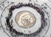 얼굴무늬 수막새가 새겨진 경주엑스포공원 선덕광장에서 공연자와 관람객이 어우러진 모습(2007경주엑스포 사진 공모전 당선작)