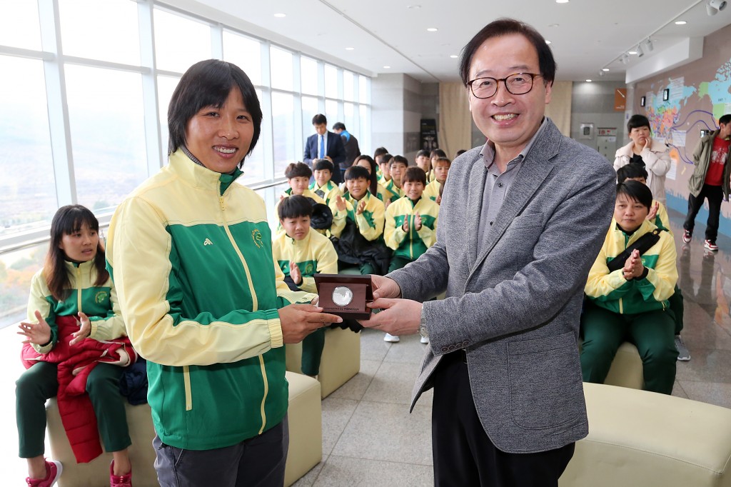 이두환 문화엑스포 사무처장이 호찌민시 여자대표팀 축구팀 도안티 킴치 감독에게 경주엑스포 기념품 전달