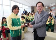 이두환 문화엑스포 사무처장이 호찌민시 여자대표팀 축구팀 도안티 킴치 감독에게 경주엑스포 기념품 전달