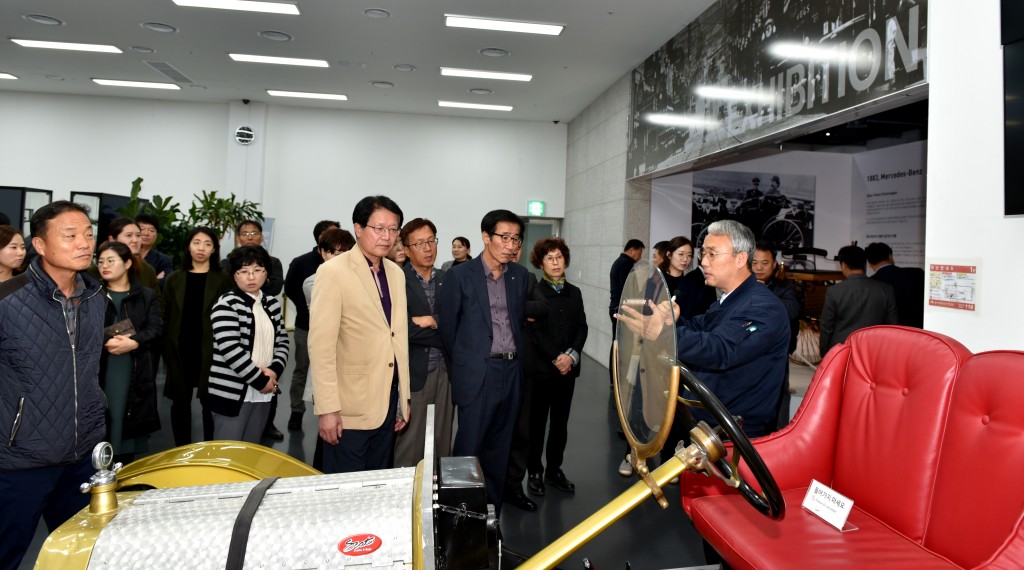 임직원들이 자동차 박물관을 견학하고 있다