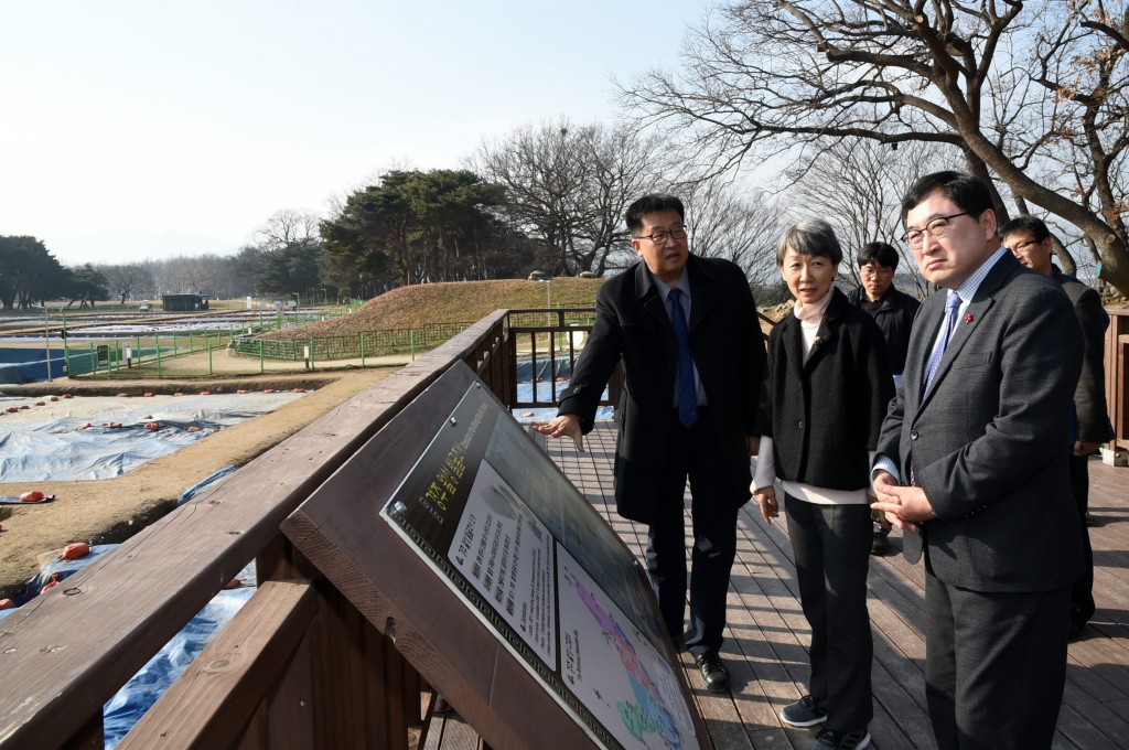 1. 정재숙 문화재청장이 21일 신라왕경사업 학술대회 참석 후 주낙영 경주시장과 함께 월성 발굴현장을 시찰하고 있다 (1)