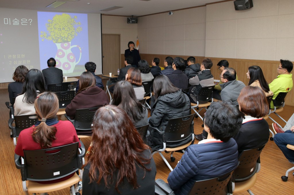 5일 오전 엑스포 대회의실에서 이영철 화백이 경주엑스포 임직원들에게 ‘미술을 통한 일상의 행복 찾기’라는 주제로 강의를 하고 있다. 1