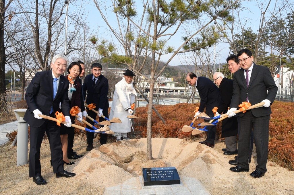 1. 글로벌 역사도시 도약 위한 The Gyeongju Design Forum(포럼 참석자들이 기념식수를 하고 있다)