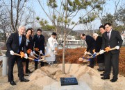 1. 글로벌 역사도시 도약 위한 The Gyeongju Design Forum(포럼 참석자들이 기념식수를 하고 있다)