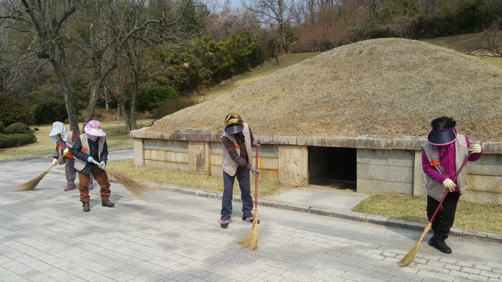 2. 경주시 노인복지를 위해 .....(사진은 노인일자리사업 문화재 환경정비)