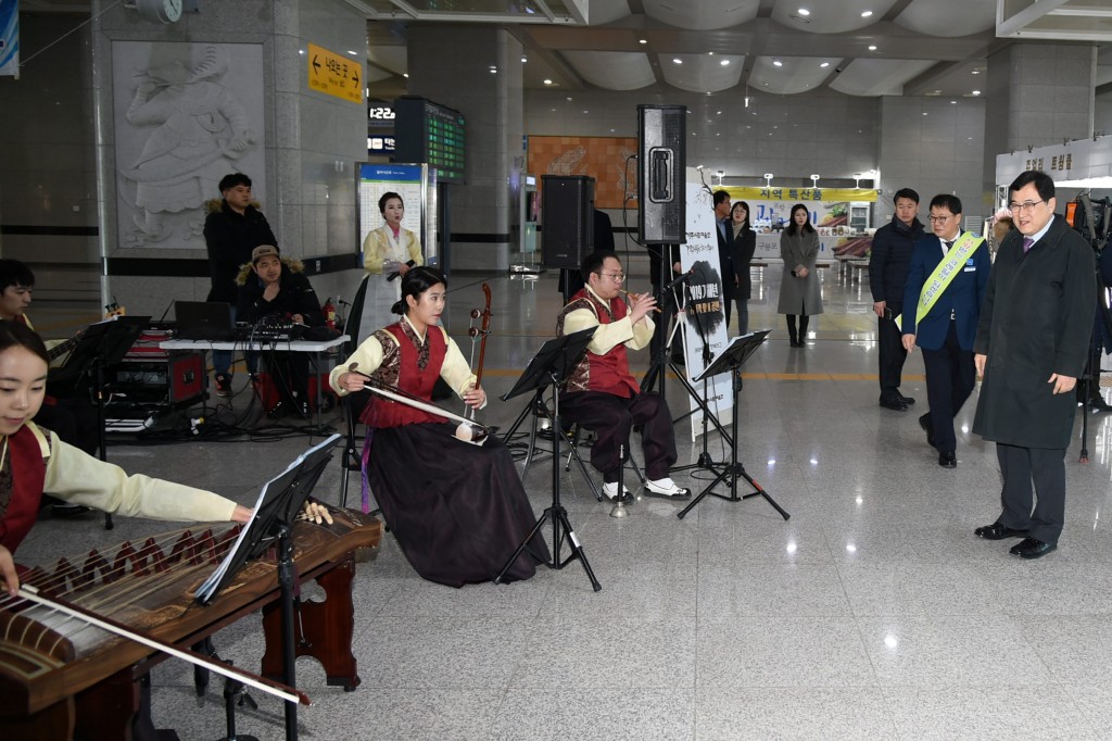 2. 경주시는 신경주역에서 경주를 방문하는 귀향객 및 관광객에게 경주시립신라고취대 실내악단이 준비한 찾아가는 공연을 하고 있다.