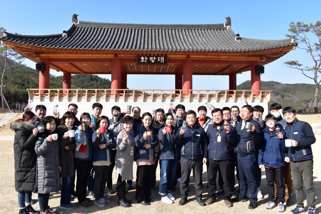 5. 화랑마을 직원들이 개인컵 사용 친환경 캠페인을 전개하고 있다.