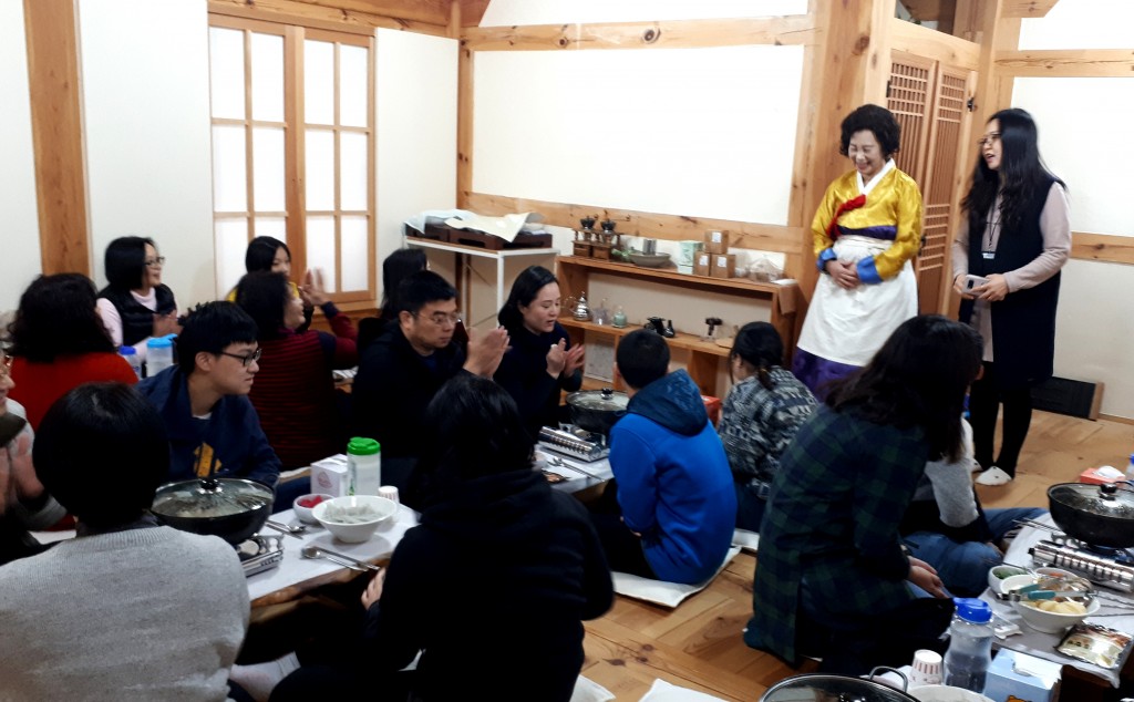 안동 찜닭 만들기 체험을 하고 있다