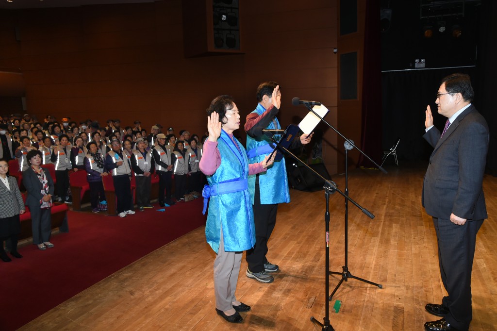 1. 2019년 노인일자리 및 사회활동지원사업 발대식에서 노인일자리 참여자 선서로 참여 어르신들이 노인일자리 사업에 대한 힘찬 출발을 격려와 다짐했다.(오른쪽 주낙영 경주시장)