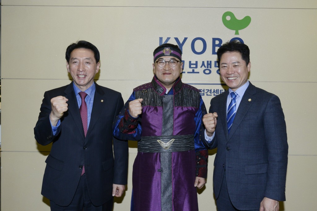 1. 경주시, 대한민국 축구종합센터 경주 유치를 위해 화이팅하고 있다.(사진 왼쪽부터 김석기 국회의원, 주낙영 경주시장, 윤병길 경주시의장)