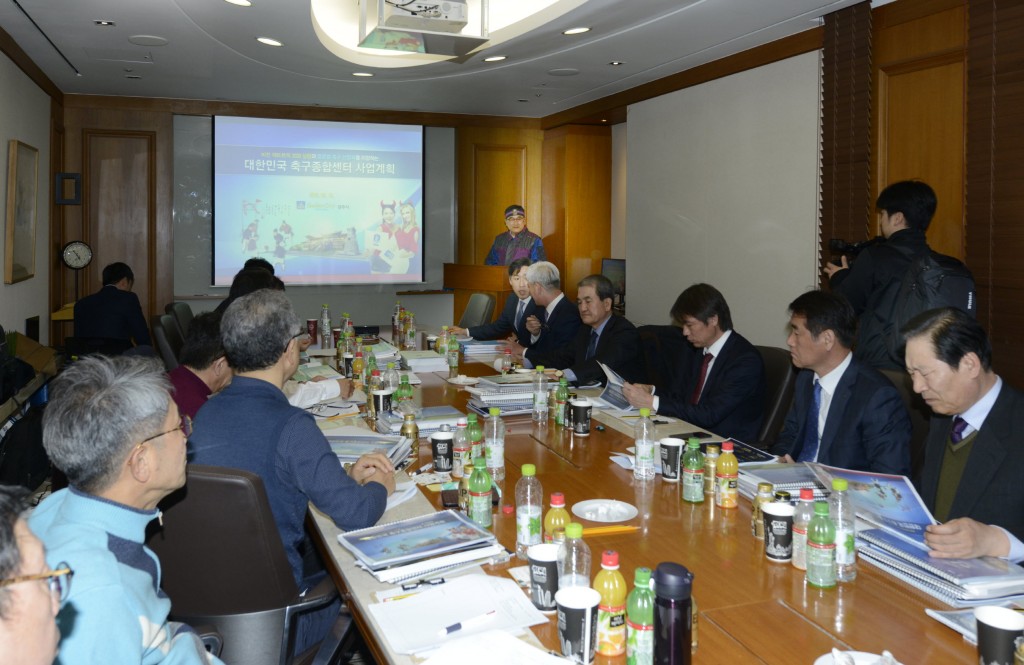 1. 주낙영 경주시장이 대한민국 축구종합센터 유치를 위해 직접 프리젠테이션하고 있다.(1)