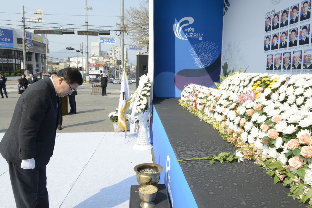 1. 주낙영 경주시장이 제4회 서해수호의 날 기념식에서 고인들의 명복을 빌고 있다.