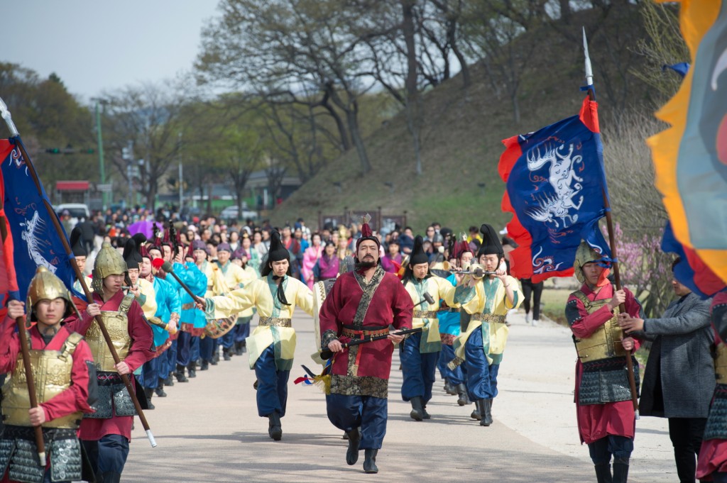 2. 2018년 벚꽃축제기간중 신라고취대 퍼레이드 행사가 진행되고 있다