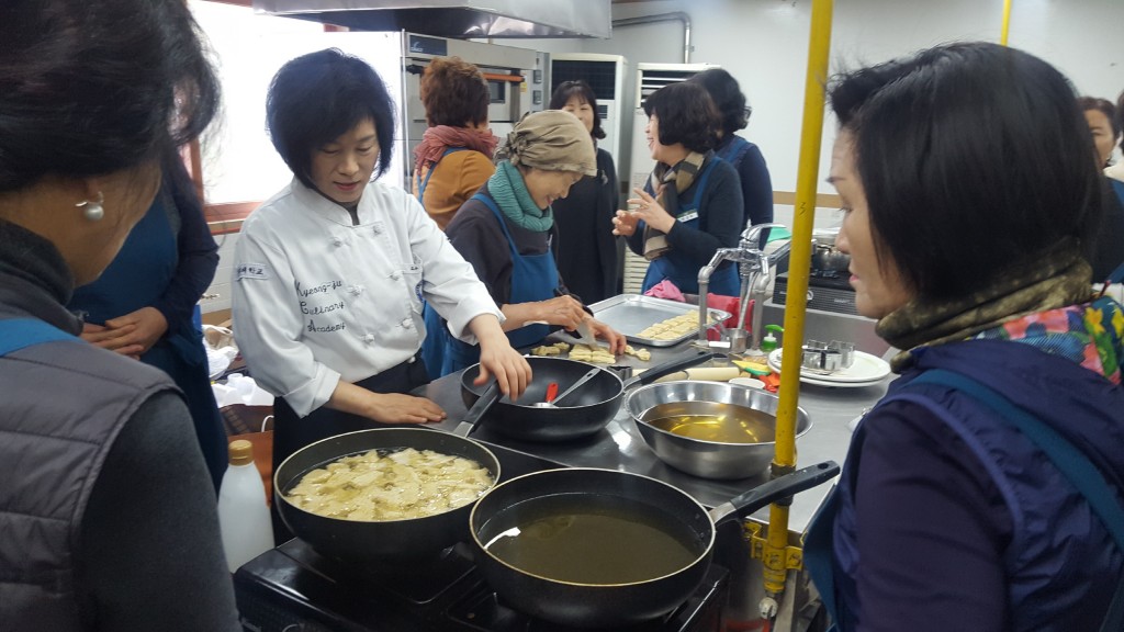 3. 경주시우리음식연구회가 지역 농․특산물과 쌀을 활용한 메뉴개발 교육을 하고 있다(2)