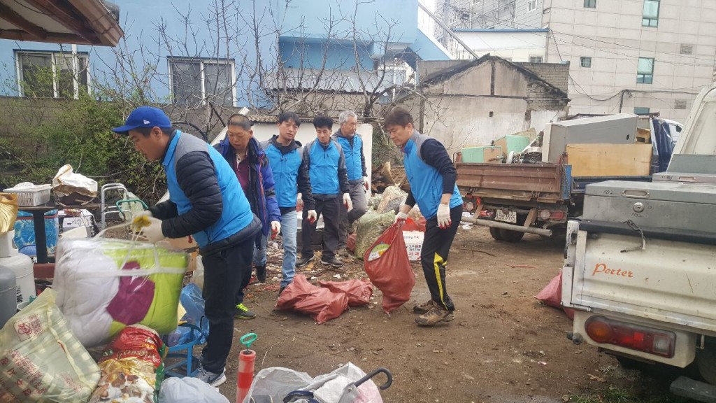 4. 경주시 희망복지지원팀과 한마음노력봉사회가 집수리봉사를 하고 있다 (2)