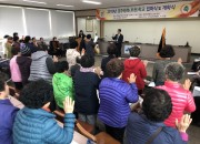 5. 경주행복학교 2019학년도 입학식에서 입학생 대표와 입학생들이 선서를 하고 있다.