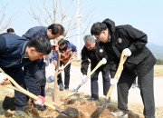 1. 경주시에서는 제74회 식목일을 맞아 양북면 장항리 산599-6번지 일원에서 기관단체 및 시민 500여명이 참여해 배롱나무를 식재했다.(사진 오른쪽 주낙영 경주시장)