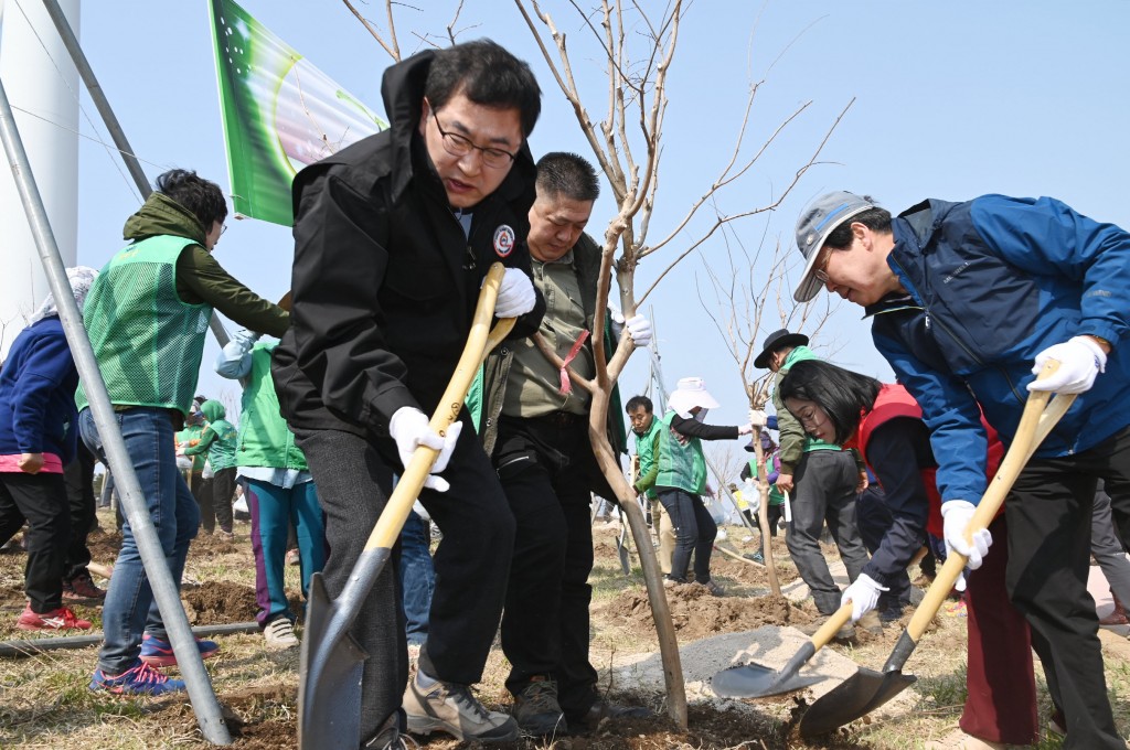 1. 경주시에서는 제74회 식목일을 맞아 양북면 장항리 산599-6번지 일원에서 기관단체 및 시민 500여명이 참여해 배롱나무를 식재했다(사진은 주낙영 경주시장)(2)