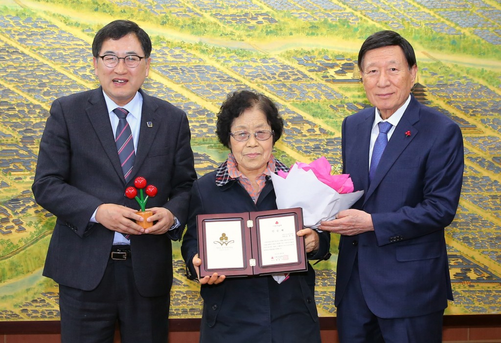 1. 사진 왼쪽부터 주낙영 경주시장, 심정자씨, 심현수 경북사회복지공동모금회장