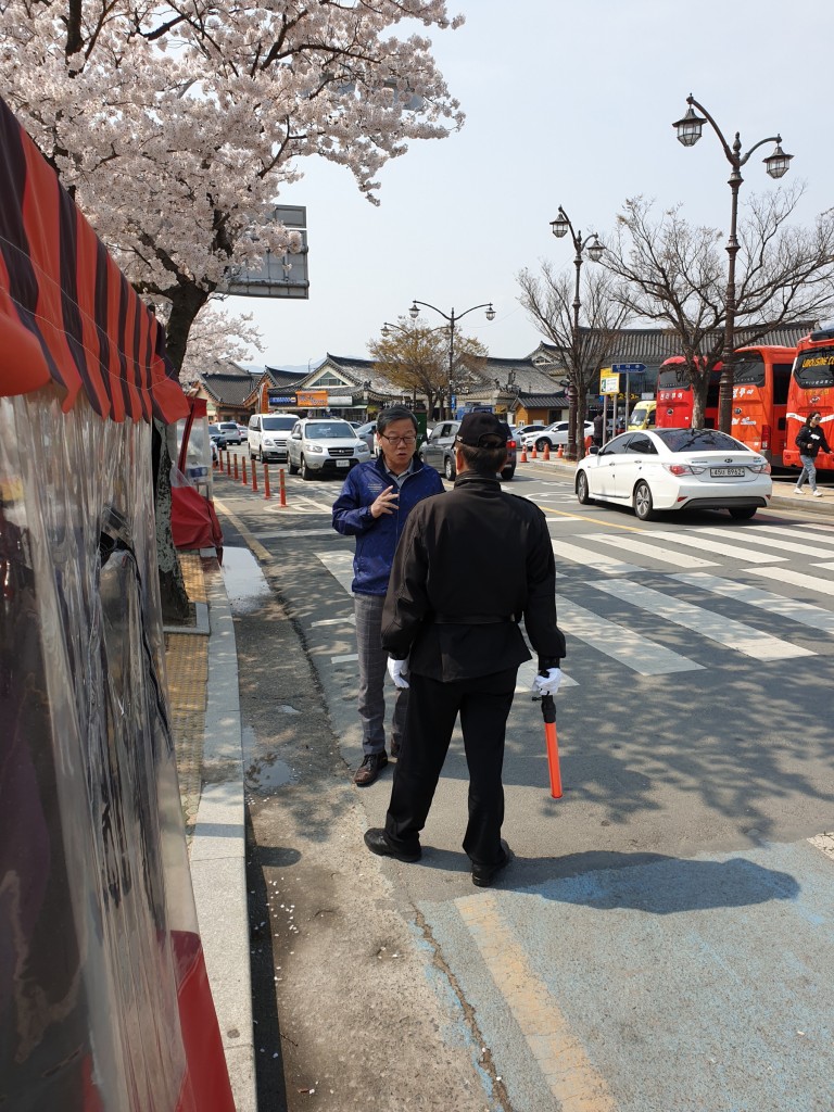 4. 경주시 새봄 손님맞이 준비 물 샐 틈 없다! (이병원 일자리경제국장이 교통지도요원에게 원활한 차량소통을 위한 당부를 하고 있다)