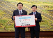 5. 경주시 외식업지부 장학기금 전달(사진 왼쪽부터 주낙영 경주시장, 최기식 외식업 경주시지부장)