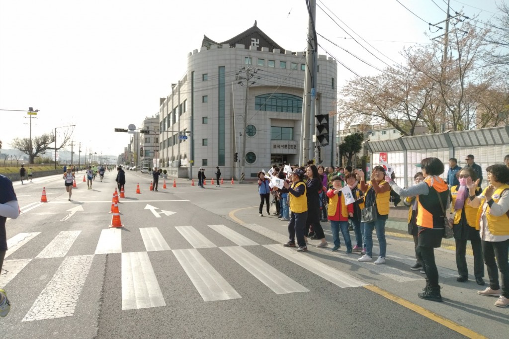 5. 벚꽃마라톤 거리응원과 함께 곳곳서 축제분위기(거리응원) (2)