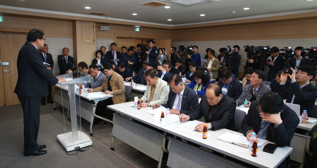 주낙영 경주시장이 15일 원전해체연구소 경주 유치와 관련해 기자회견을 하고 있다. (2)