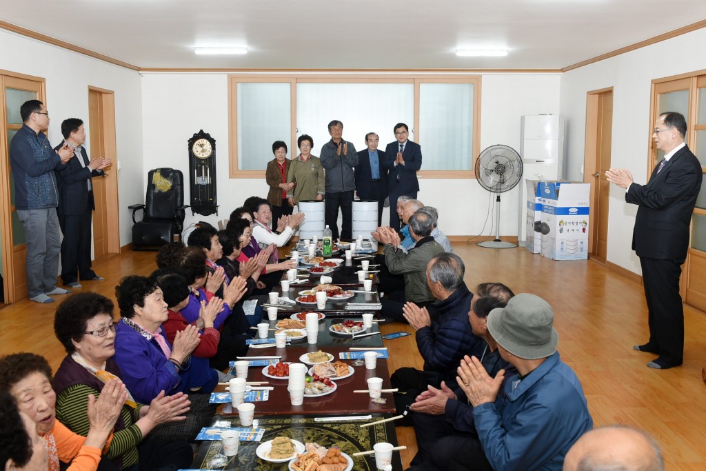 1. 주낙영 경주시장이 30일 성건본동 경로당에서 어르신들께 ‘공기청정기 및 미세먼지 마스크’를 전달하고 있다. (1)