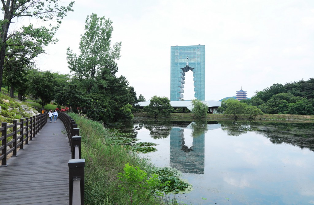 3-경주세계문화엑스포는 경주지역 관광휴양·문화레저시설과 제휴를 맺어 관광객들에게 다양한 할인혜택을 준다. 사진은 경주엑스포공원 아평지 산책로