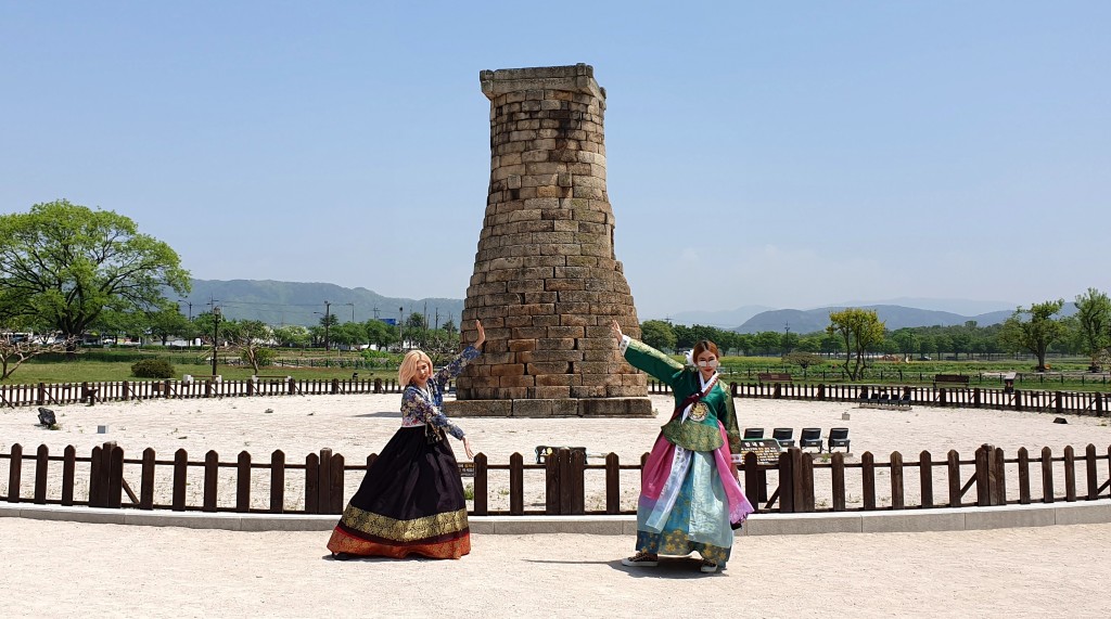 첨성대에서 한복입고 쵤영을 하고 있다