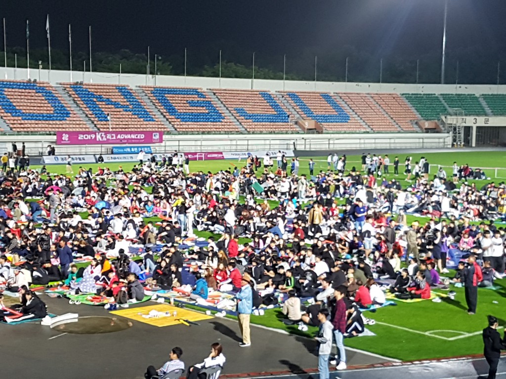 2. 16일 시민운동장에서 경주시민들이 2019 FIFA  U-20 월드컵  결승전 경기을 보며 열띤 응원을 펼치고 있다