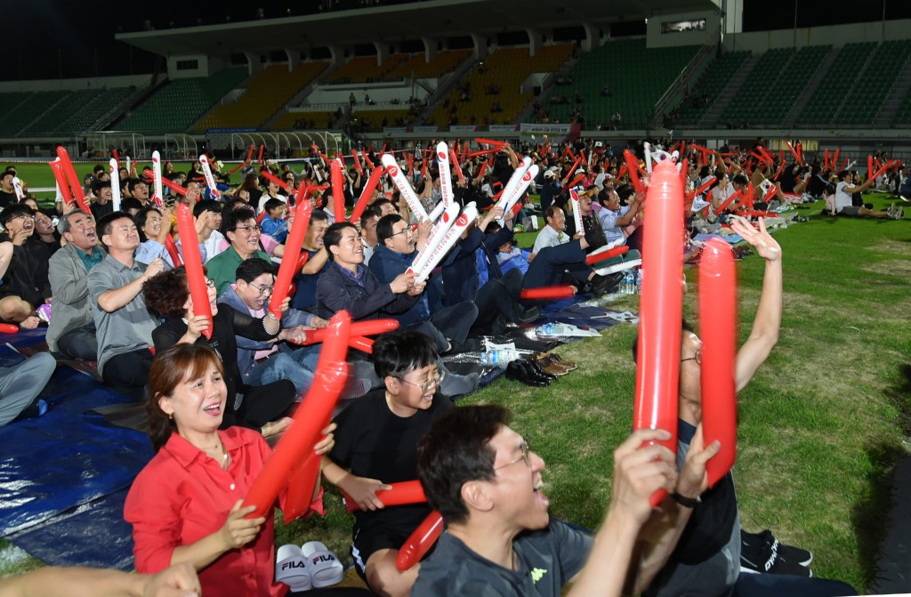 3. 지난해 9월 1일 경주시민운동장에서 3천여명의 시민이 운집해 한일 축구결승전 승리를 기원하고 있다