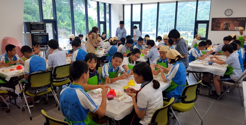 문경서중학교에서 오미빵 만들기 체험을 하고 있다