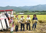 1. 경주시, 오릉 앞들에서 벼 베기 행사 가져 (2)