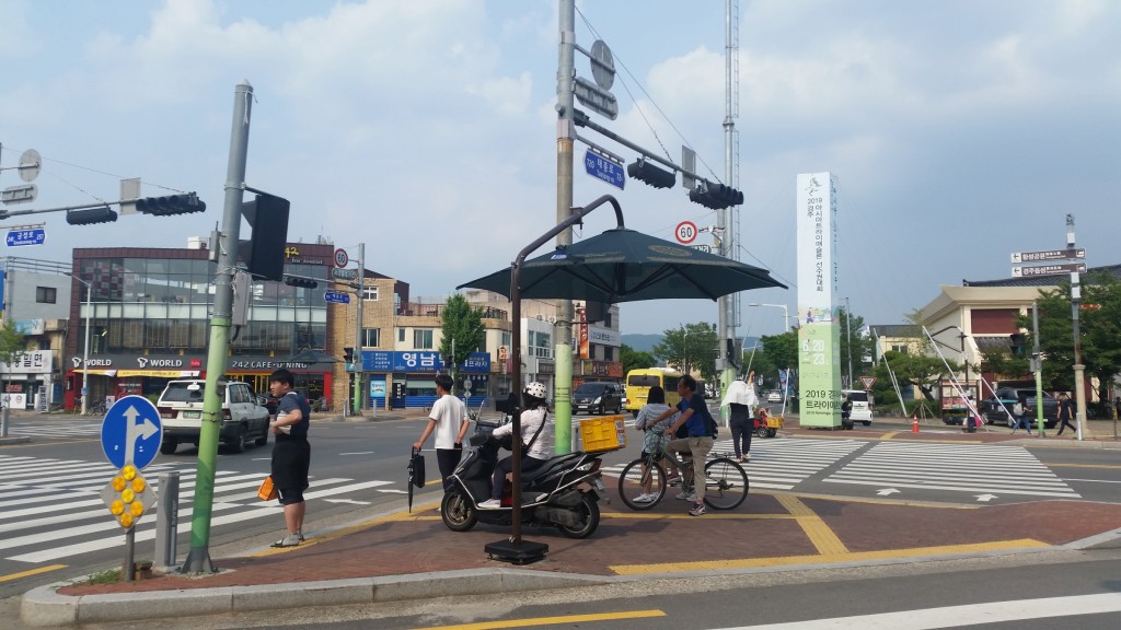 1. 경주시. 폭염 장기화 대비 선제적 대응활동 총력(그늘막에서 신호등 대기하는 시민들)