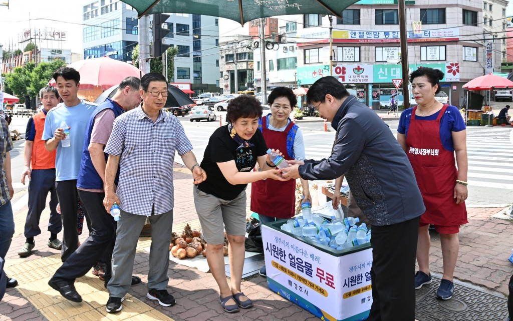 1. 경주시. 폭염 장기화 대비 선제적 대응활동 총력(이영석 부시장이 폭염에 지친 시민들에게시원한 얼음물을 나눠드리고 있다) (1)