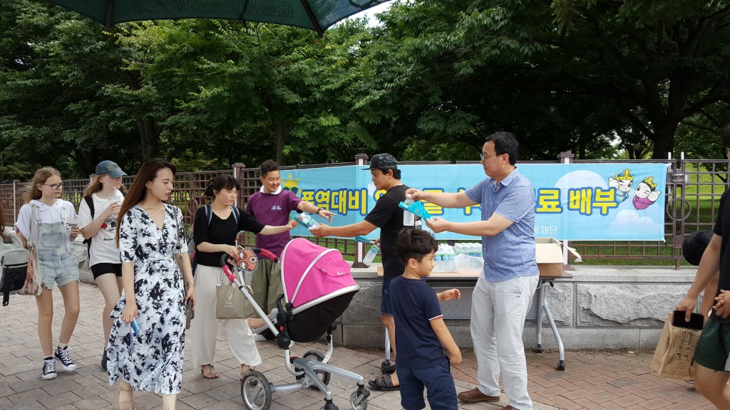 7. 황남동 행정복지센터, 자율방재단과 폭염대비 얼음물·부채 나눔 행사(2)