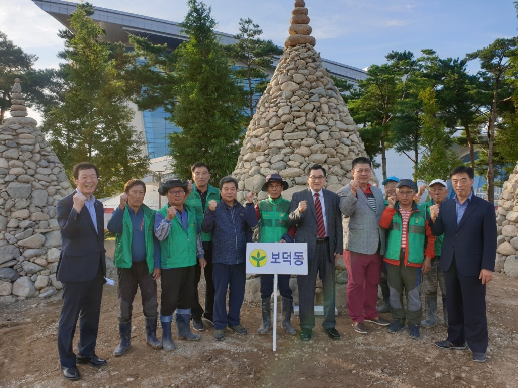 2. 제47회 신라문화제 성공개최 및 관광객 안전기원 읍면동 대항, 소망돌탑 쌓기 열기고조 (1)