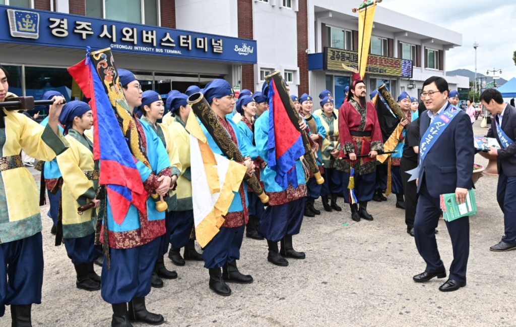 3. 연휴첫날인 12일 시외버스터미널에서 신라고취대 공연을 선보이며 신라문화제를 홍보하고 있다