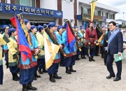 3. 연휴첫날인 12일 시외버스터미널에서 신라고취대 공연을 선보이며 신라문화제를 홍보하고 있다