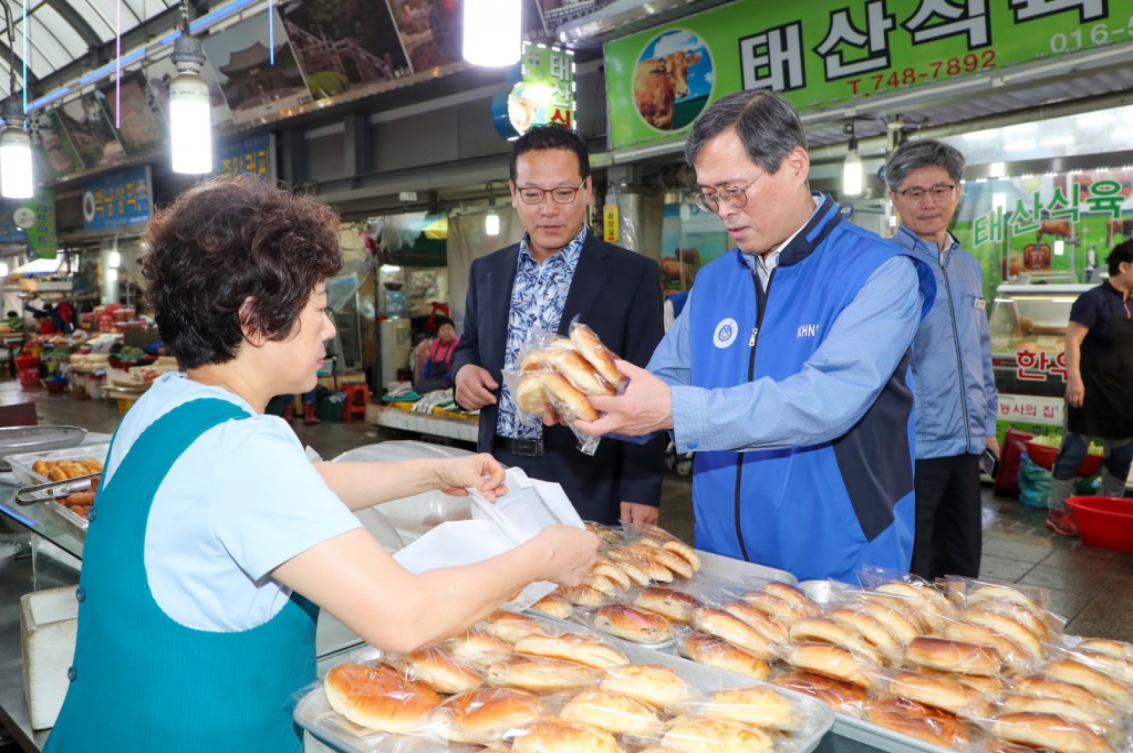 사진2. 한수원 추석맞이 경주 전통시장 장보기 행사