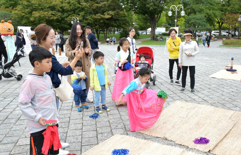 지난해 호반광장에서 한복을 입은 어린이가 제기차기를 하고 있다