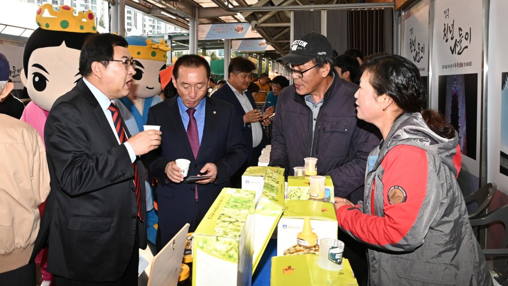 3. 주낙영 경주시장이 성남 농협하나로클럽에서 열리는 '경주천년나들이'에서 경주 우수 특산품을 홍보하고 있다.  (3)