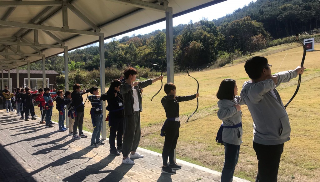 5. 오늘은 내가 시장! 경주시 초등학생 시청으로 주말 나들이(화랑마을에서 국궁 체험하는 초등학생들)