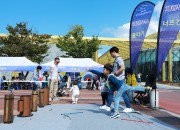 경주세계문화엑스포 기념관 앞 체험 부스에서 전통놀이 체험을 하는 관람객들