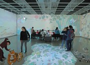 경주엑스포기념관 기회전시실에서 열리는 상상동물원 전시에서 디지털로 구현된 민화를 체험하는 관람객