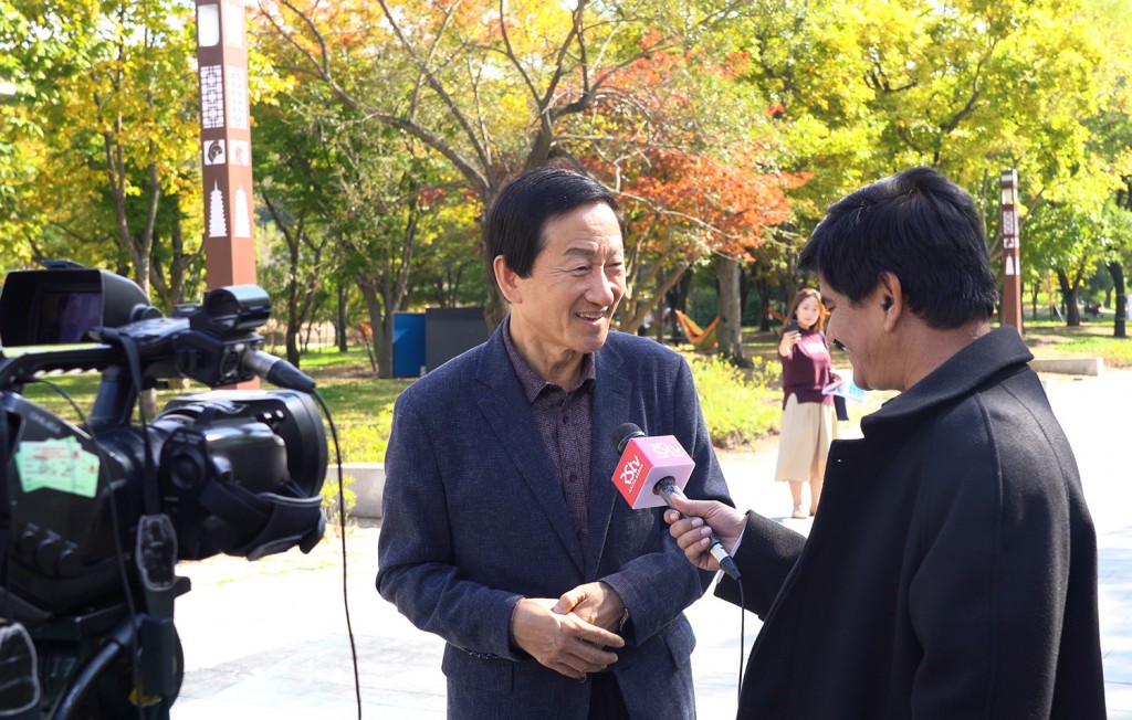 경주엑스포를 취재하고 있는 인도 라자사바TV와 경주엑스포 류희림(좌측) 사무총장이 인터뷰를 진행하고 있다.