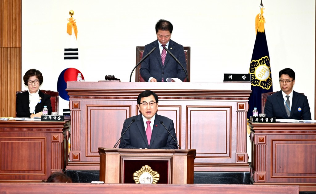 1-2.주낙영 경주시장이 28일 경주시의회 제2차 정례회서 시정연설을 하고 있다. (2)