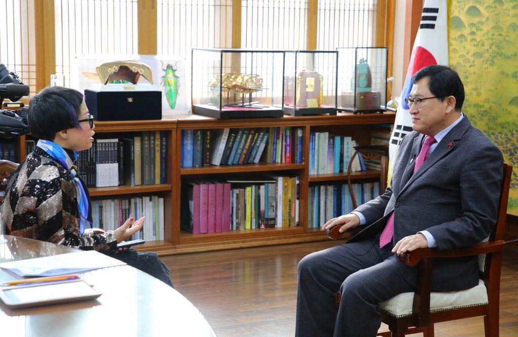 1. 베트남 국영방송 VTV기자와 인터뷰하는 주낙영 경주시장(오른쪽) (1)